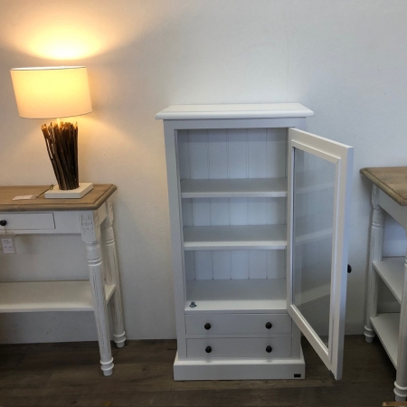 Regalhoehe kleiner Glasschrank