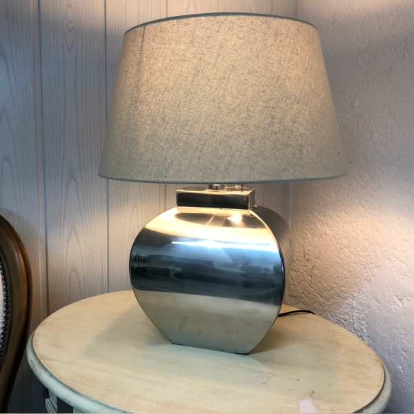 Landhausleuchte-Tischlampe-Landhausmoebel-Tischleuchte-chrom-bauch